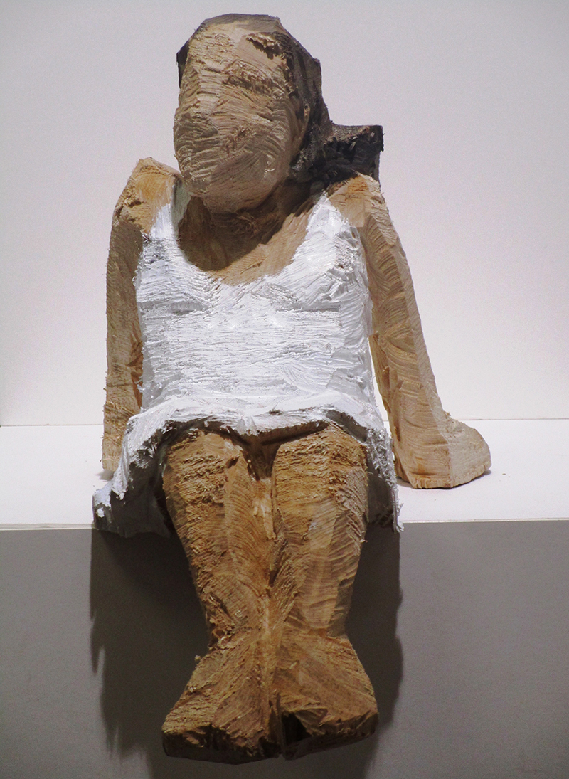 Sitzendes Mädchen, Holz bemalt, 2016, Hoehe 28 cm, 29 cm, 19 - Galerie Wroblowski
